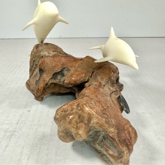 VINTAGE John Perry Dolphin Sculpture with white durable resin on burl wood base. - Picture 5 of 11